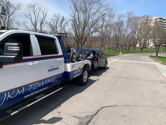 Hamilton Towing Service Towing away a damaged vehicle Hamilton